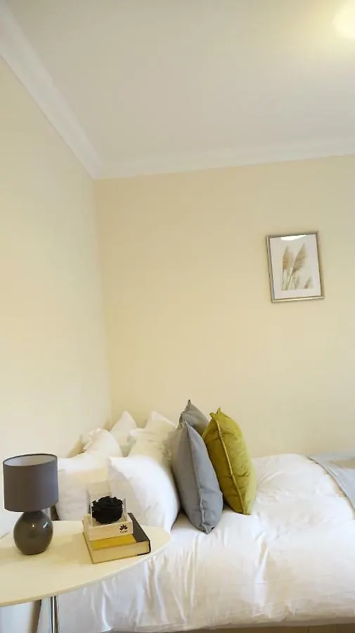 Homestay Heathrow Ensuite Rooms- Auto Check In London United Kingdom