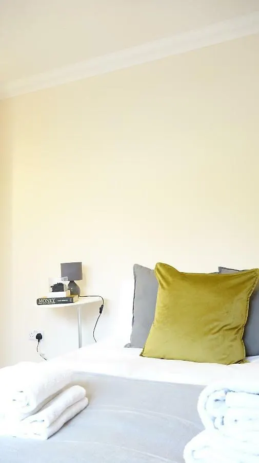 Homestay Heathrow Ensuite Rooms- Auto Check In London
