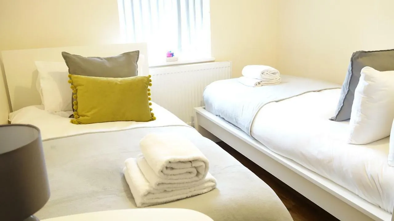 Homestay Heathrow Ensuite Rooms- Auto Check In London