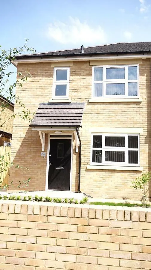 Heathrow Ensuite Rooms- Auto Check In London Homestay