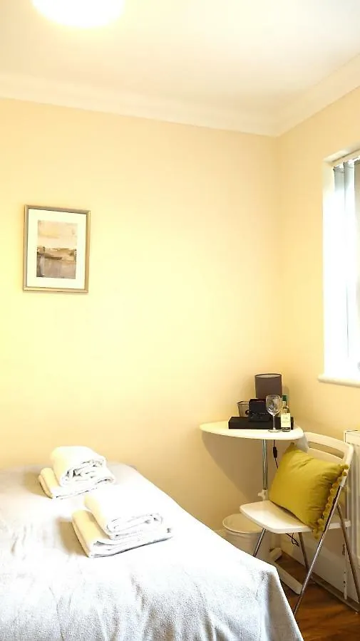 Heathrow Ensuite Rooms- Auto Check In Londres