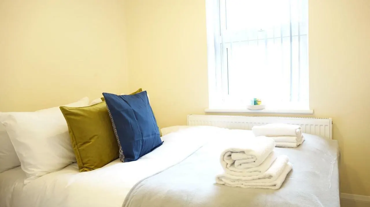 Heathrow Ensuite Rooms- Auto Check In London