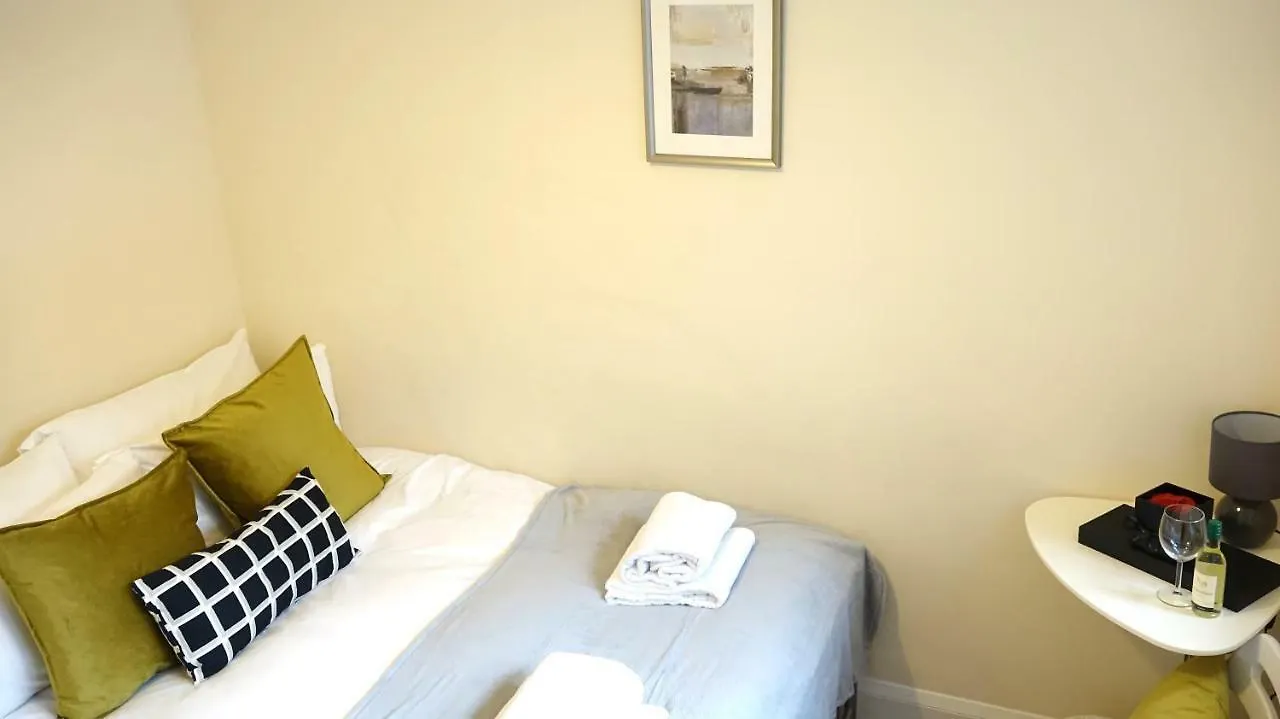 Heathrow Ensuite Rooms- Auto Check In London Homestay