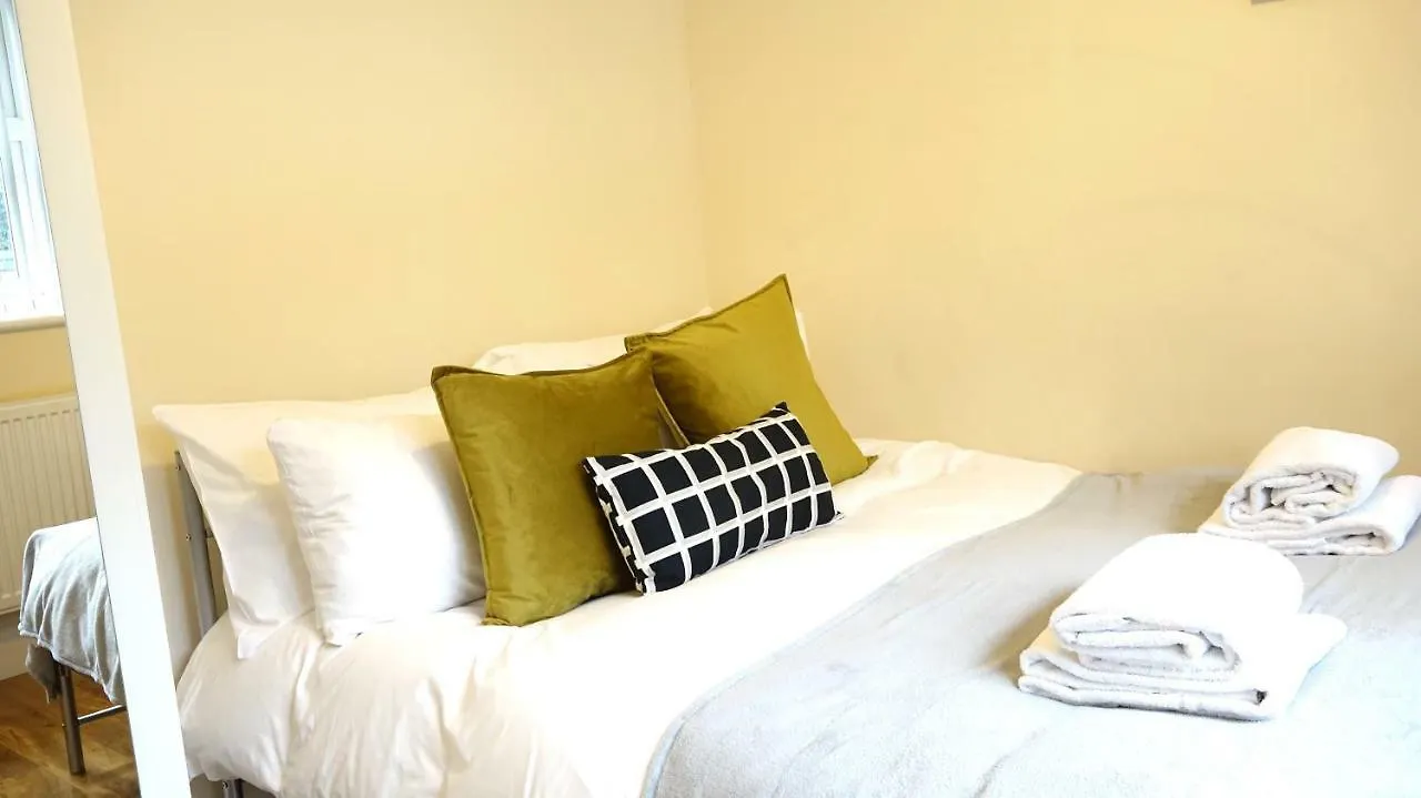 Homestay Heathrow Ensuite Rooms- Auto Check In London