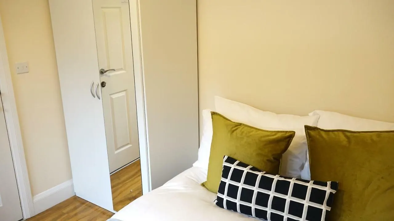 Homestay Heathrow Ensuite Rooms- Auto Check In London