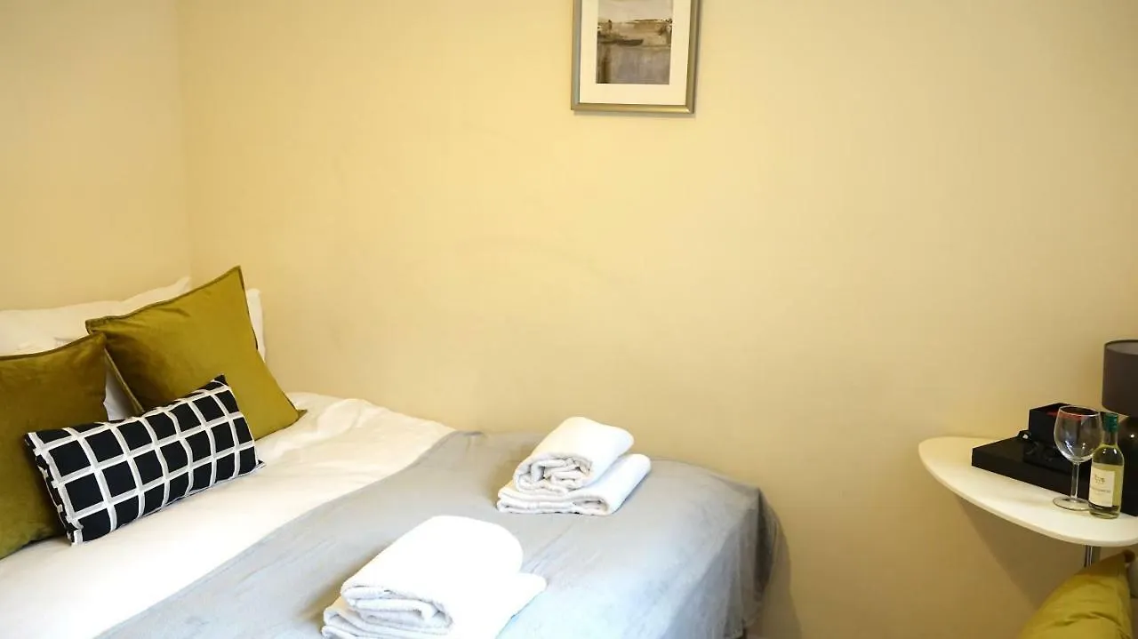 Heathrow Ensuite Rooms- Auto Check In Londres