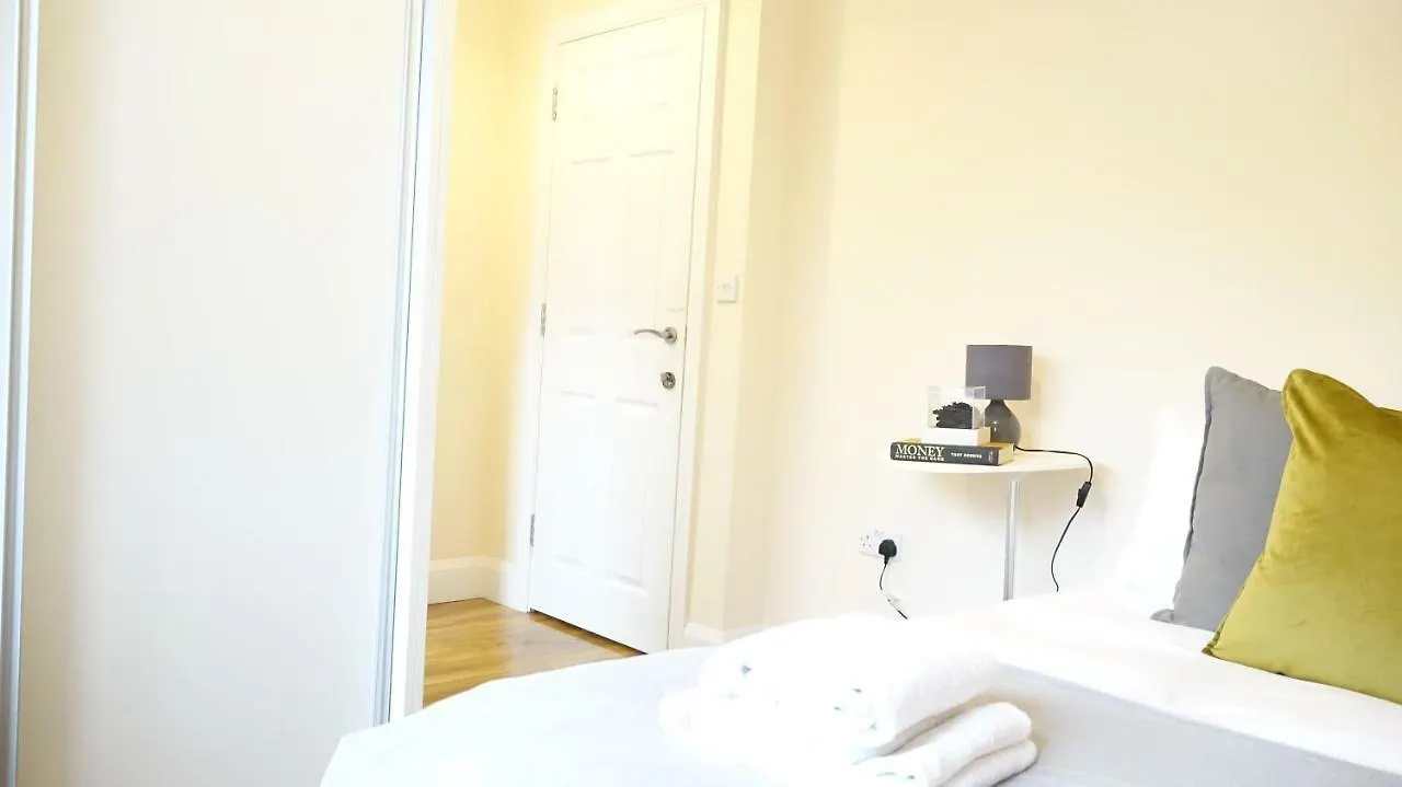 Heathrow Ensuite Rooms- Auto Check In Londres Habitación en casa particular