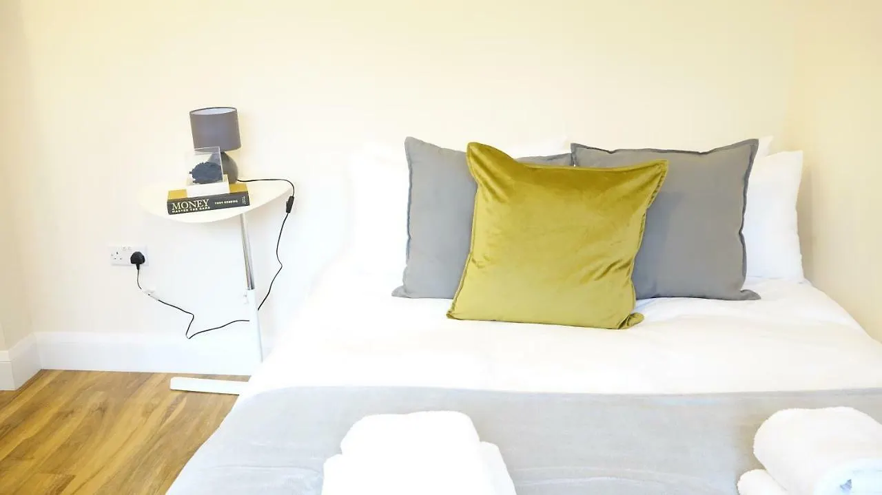 Heathrow Ensuite Rooms- Auto Check In London 0*,  United Kingdom