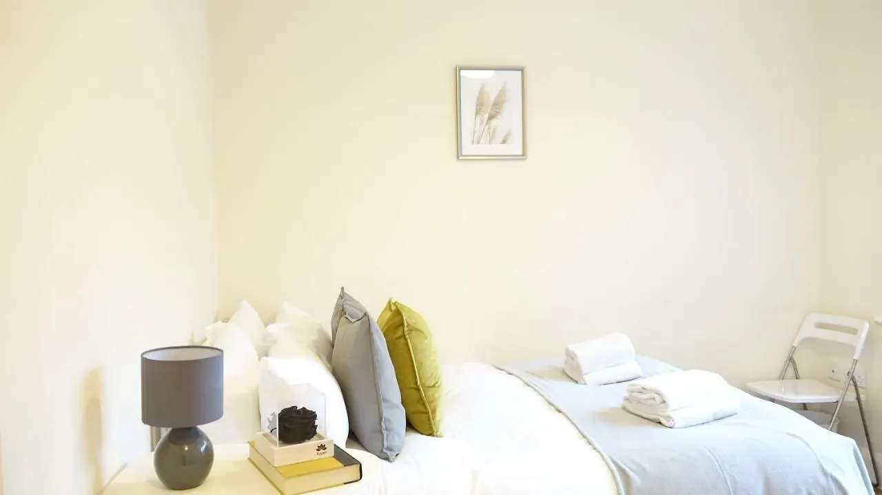 Homestay Heathrow Ensuite Rooms- Auto Check In London United Kingdom