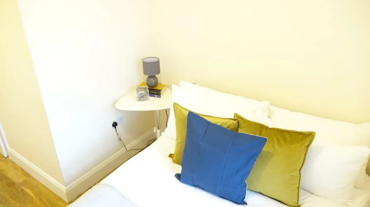 Heathrow Ensuite Rooms- Auto Check In Londres