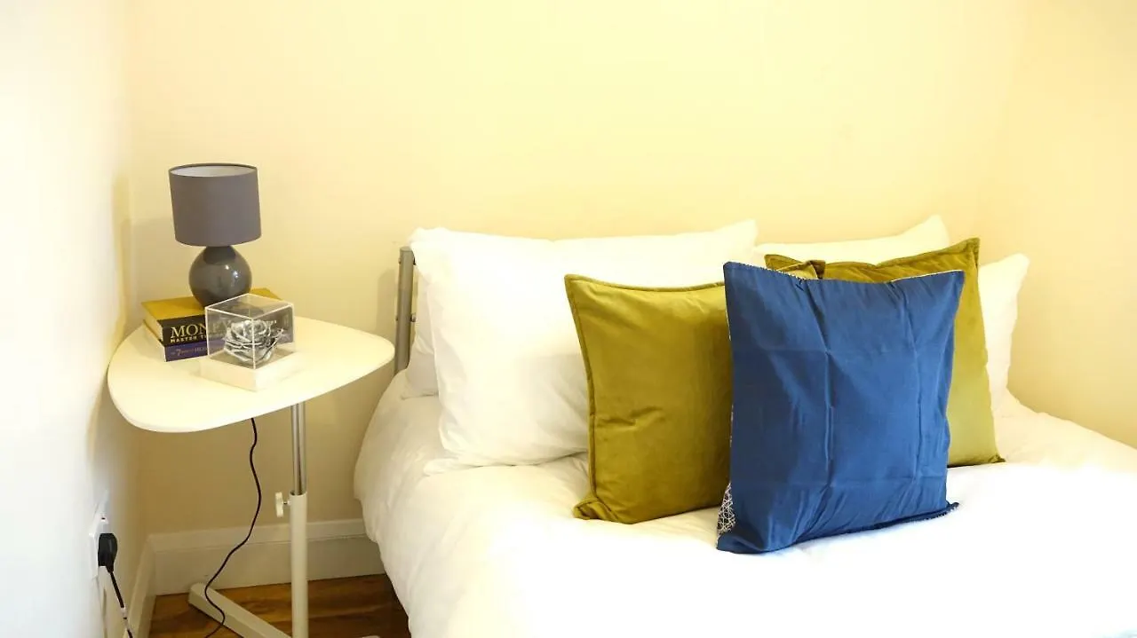 Heathrow Ensuite Rooms- Auto Check In Londres