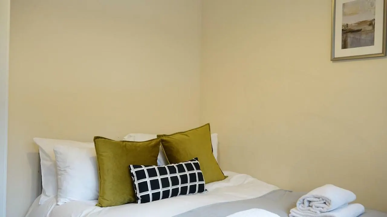 Heathrow Ensuite Rooms- Auto Check In Londres Habitación en casa particular