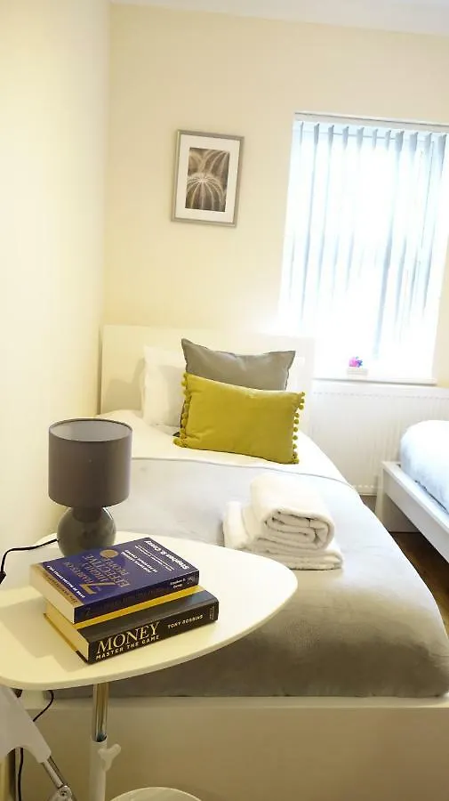 Heathrow Ensuite Rooms- Auto Check In Londres Habitación en casa particular