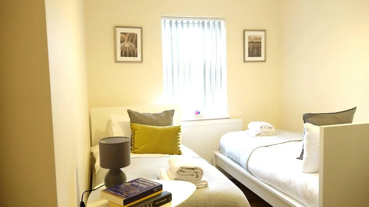 Heathrow Ensuite Rooms- Auto Check In Londres Habitación en casa particular