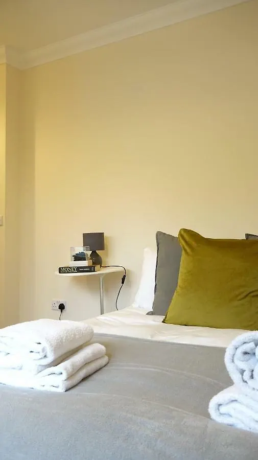Homestay Heathrow Ensuite Rooms- Auto Check In London