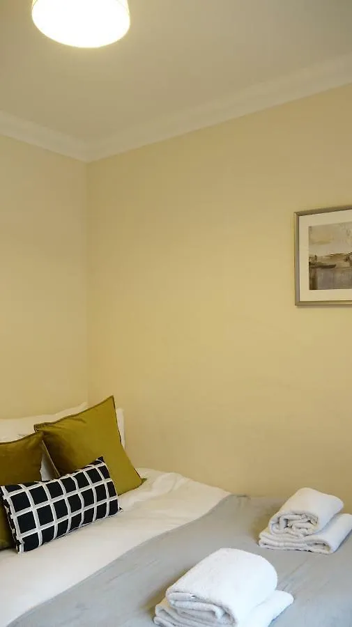 Heathrow Ensuite Rooms- Auto Check In London Homestay
