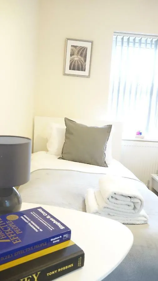 Heathrow Ensuite Rooms- Auto Check In Londres Habitación en casa particular
